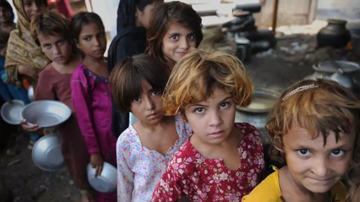 Niños hacen fila para recibir comida en Pakistan