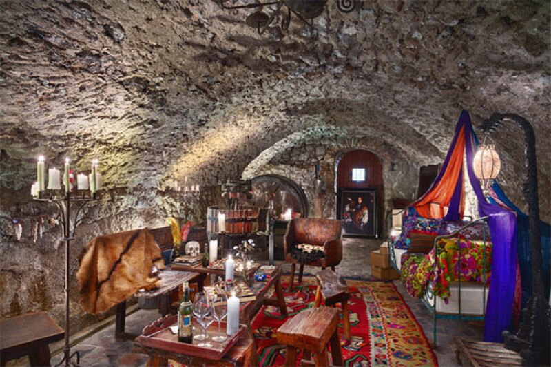 En la cava de la casa principal, se aprecian decorados de Piratas del Caribe.
