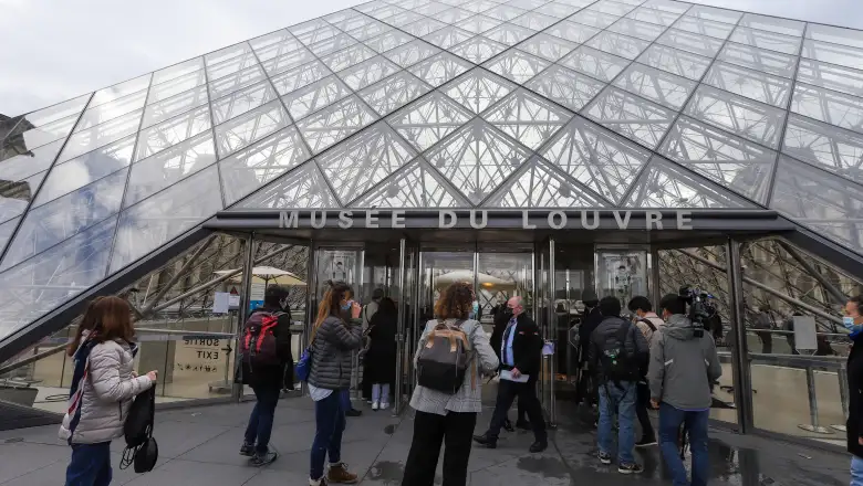 Vista de una de las entradas al Museo de Louvre de Francia. 
