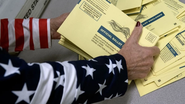 Un trabajador electoral clasifica las boletas para las elecciones intermedias de EE. UU., en los Servicios Centrales del Condado de Mesa en Grand Junction, Colorado, el 8 de noviembre de 2022.