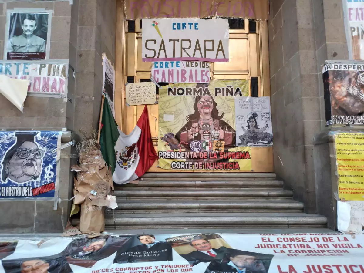 pancartas contra los ministros de la SCJN