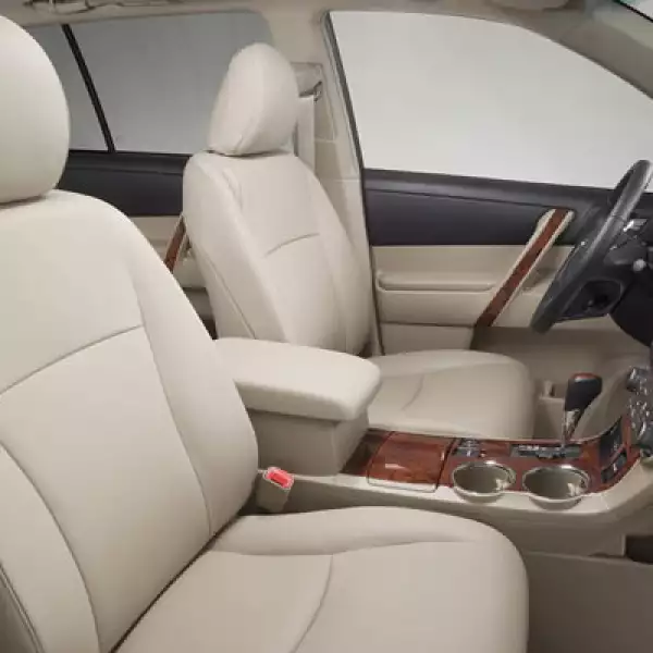 En el interior del vehículo, el sistema de audio presenta una nueva carátula e incluirá entrada USB para las versiones Premium y Limited 4WD.