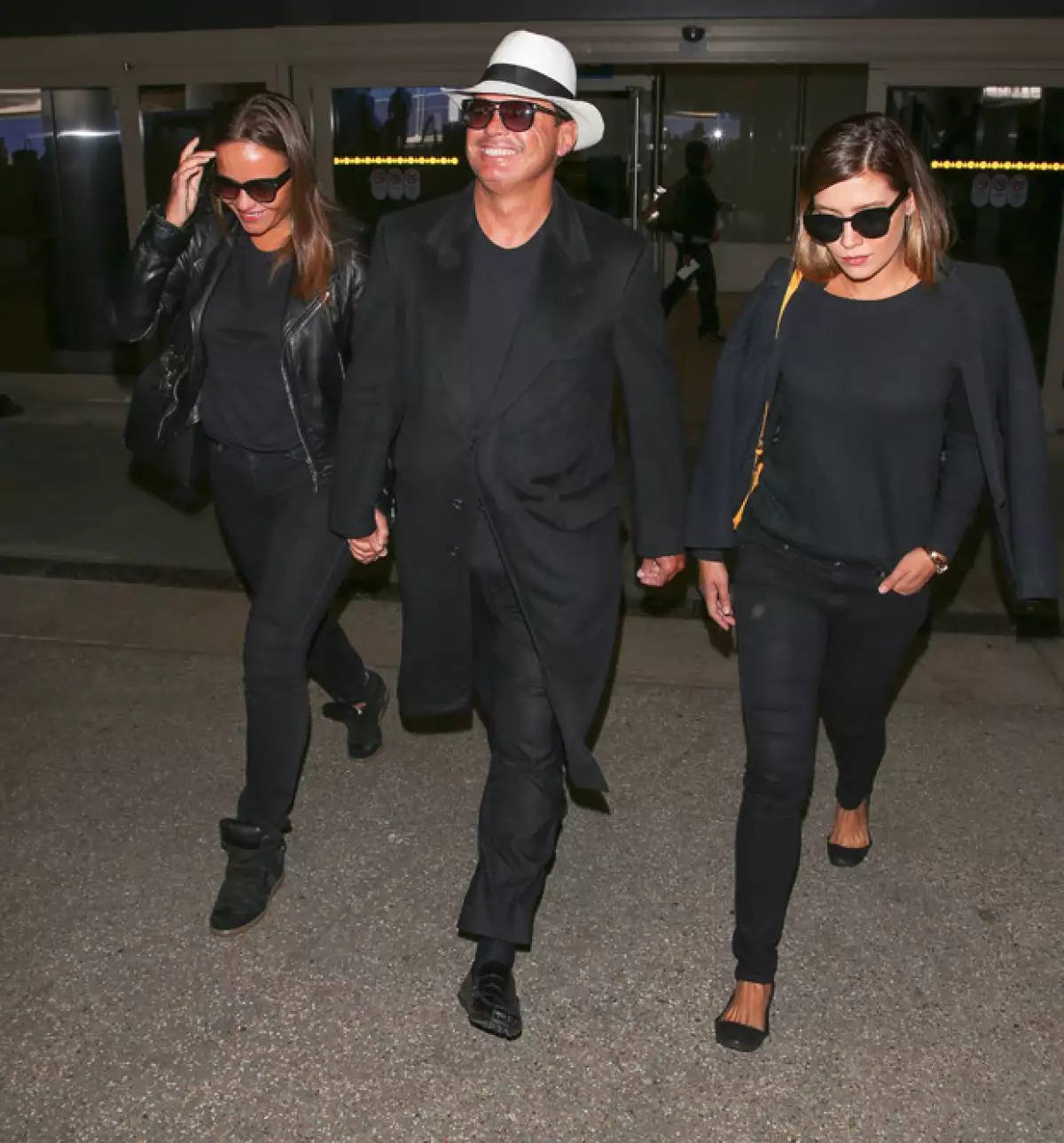 El cantante y sus acompañantes fueron fotografiados sonrientes y con mucho estilo cuando abandonaban el aeropuerto estadounidense.