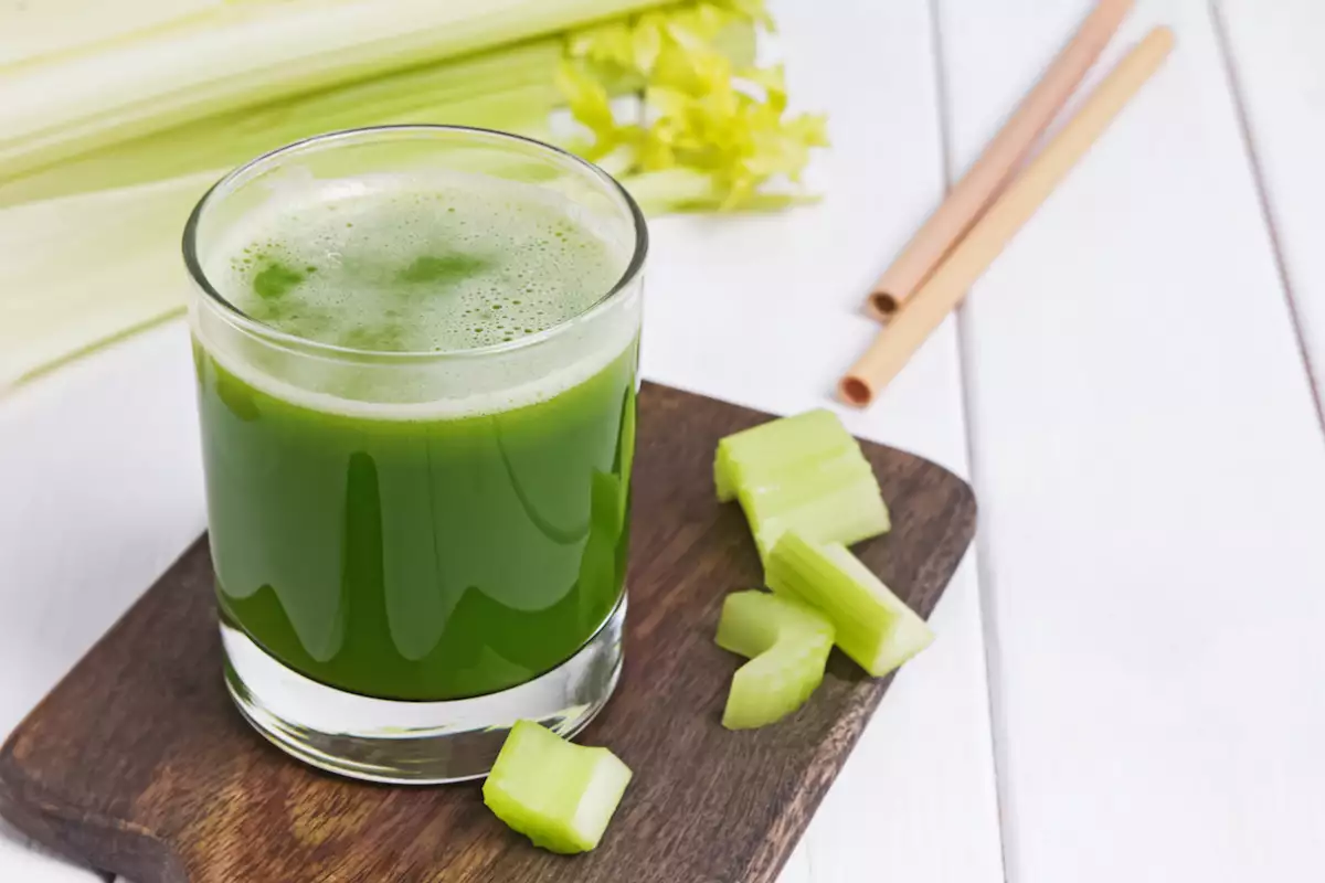 Un vaso de jugo de apio. Conoce para qué sirve y los beneficios de tomarlo. 