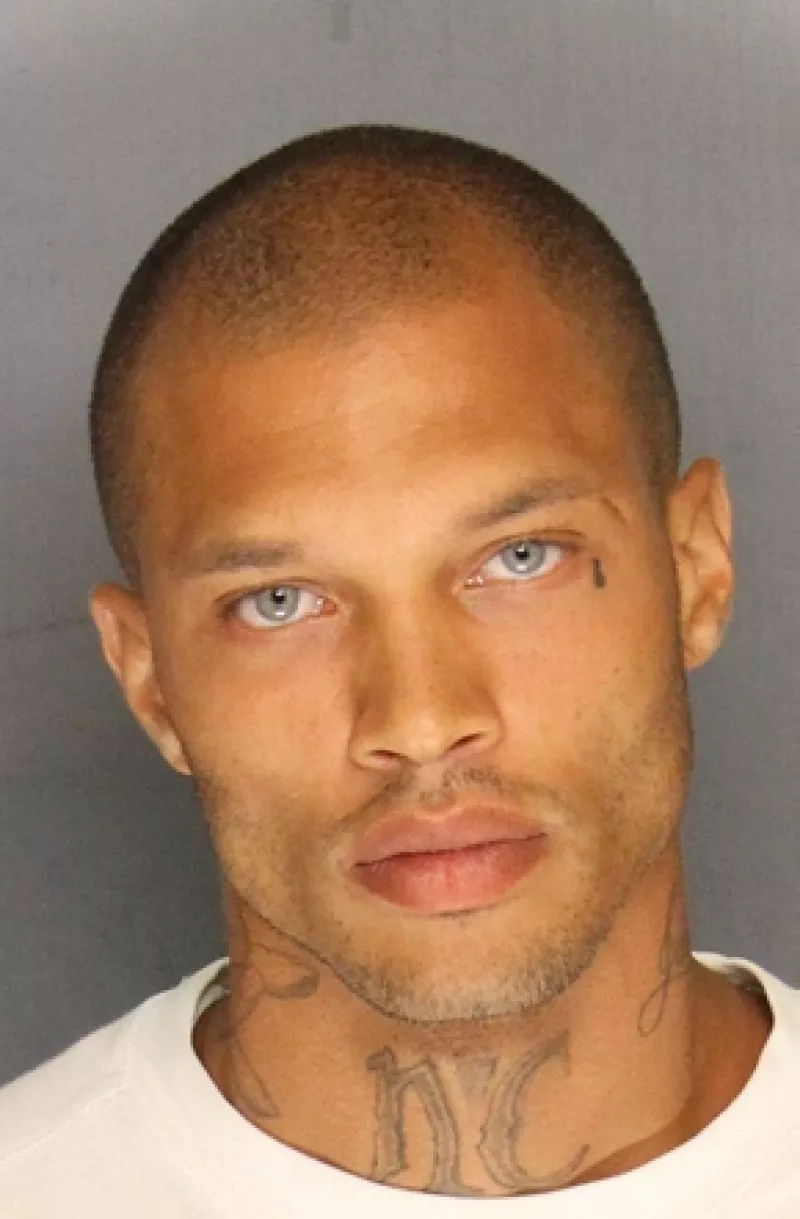 Jeremy Meeks, ciudadano estadounidense de 30 años de edad fue arrestado por robo y posesión de armas. La policía publicó su foto de detención y esto fue lo que pasó.