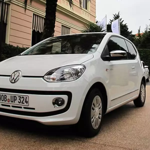 El fabricante alemán introduce al mercado a su modelo up! (sí, con minúsculas y signo de admiración al final), que debutó como vehículo de producción en el pasado Salón del Automóvil de Frankfurt 2011.