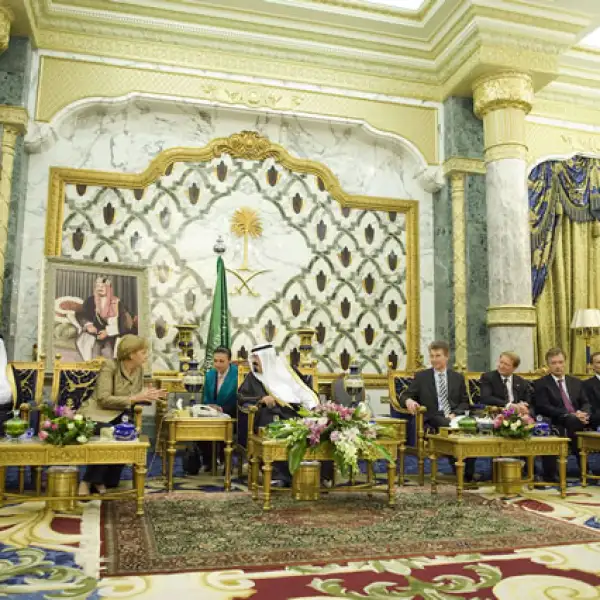 En el 2010, la canciller alemana Angela Merkel lo visitó en su palacio.
