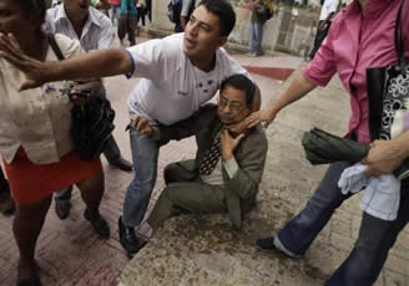 En su trayecto, los manifestantes encontraron con el vicepresidente del legislativo, Ramón Velásquez, que salía de sus oficinas y a quien atacaron. (Foto: AP)