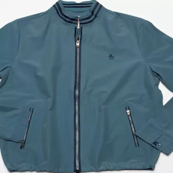 Original Penguin presenta blazers, chamarras y hoodies en distintos colores.