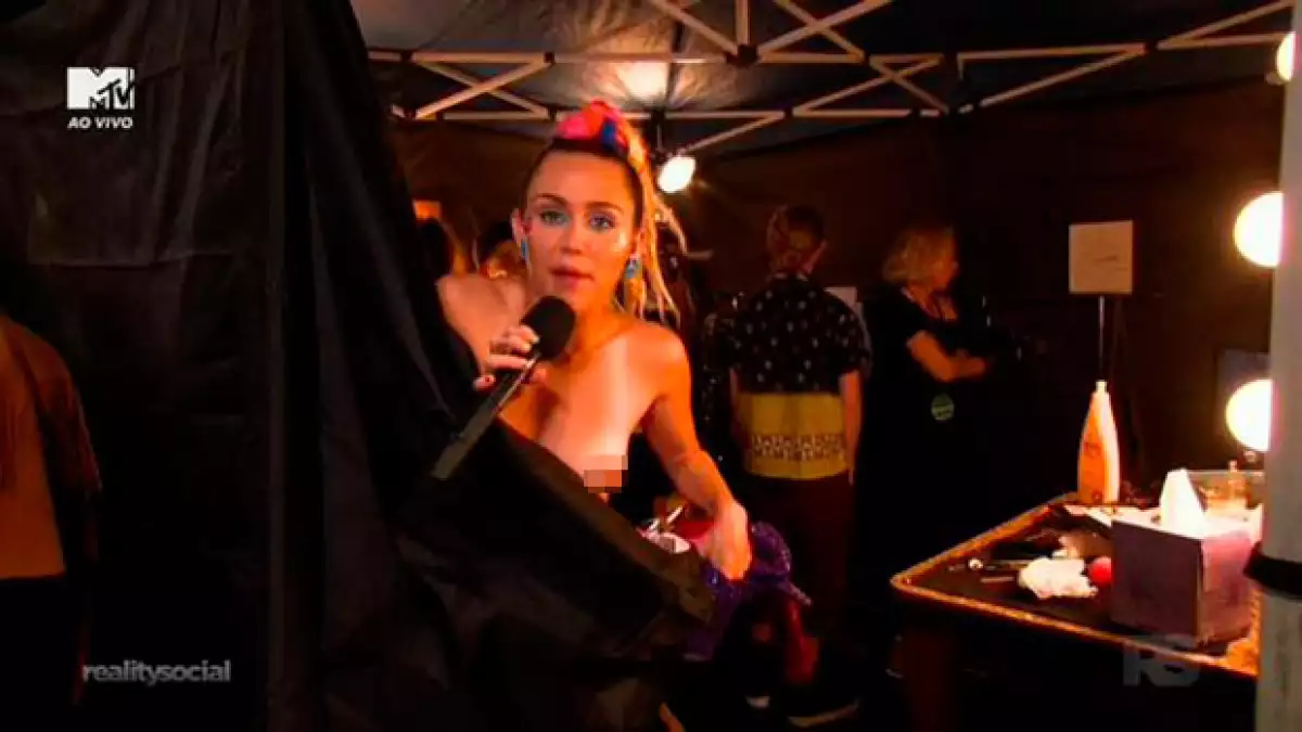 En constantes ocasiones, Miley llama la atención debido a su descuido ante sus prendas, dejando sus atributos al descubierto.