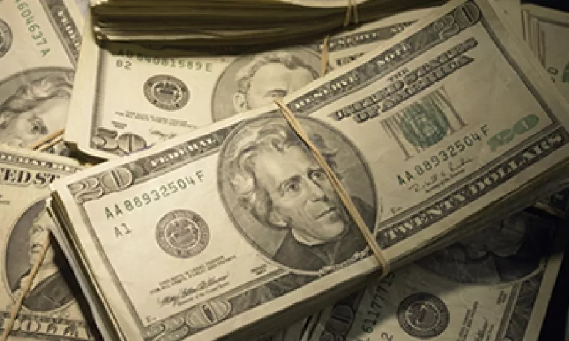 El dólar se adquiere en un mínimo de 12.39 pesos en ventanillas. (Foto: Getty Images)