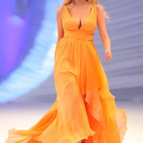 Kate Upton desfilando en la pasarela de Liverpool Fashion Fest.