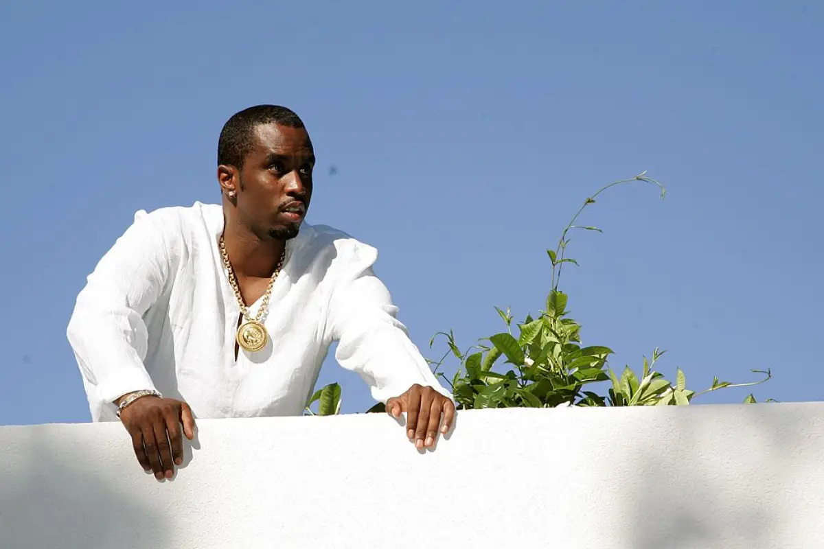 Foto de Sean Diddy Combs vestido de blanco para una de sus White Parties en los Hampton, Nueva York. (Imagen principal del artículo 'White Party y Freak Offs: así eran las controvertidas fiestas de P. Diddy')