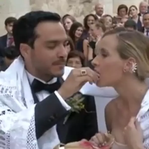 Los novios campartieron durante la ceremonia un tamal de dulce que simboliza de la dulzura que deberá nutrir su relación.