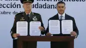 En la imagen, los  secretarios Omar García Harfuch y Ricardo Trevilla sostienen el convenio tras la firma. 