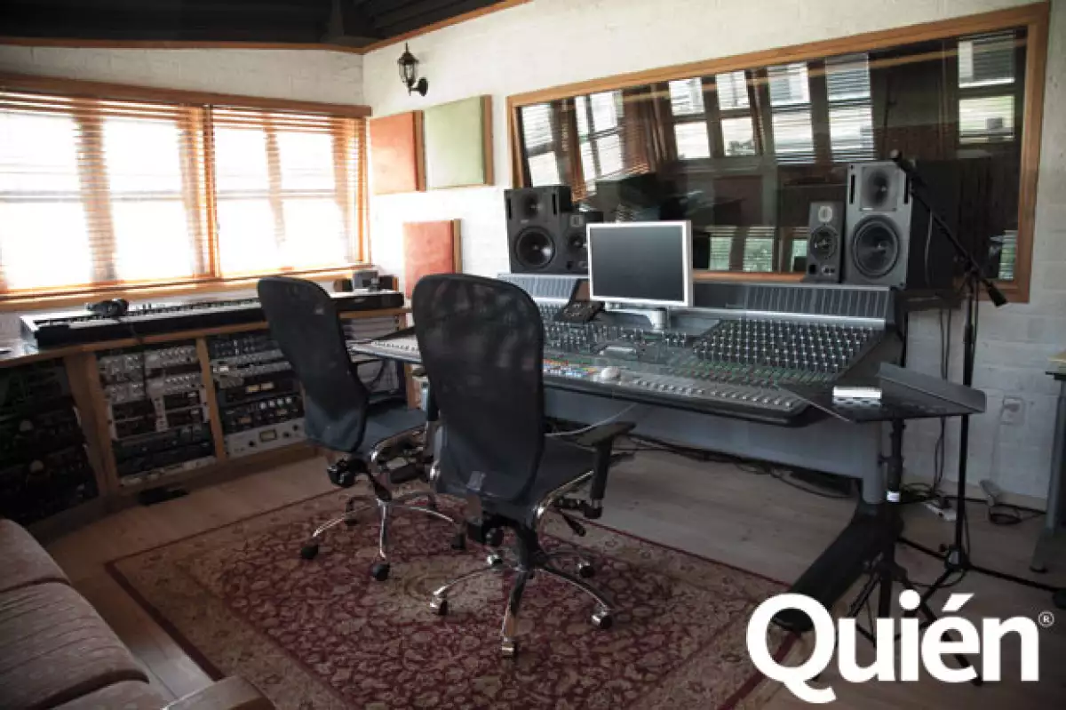 Cuenta con un estudio de grabación en el que produce sus discos.