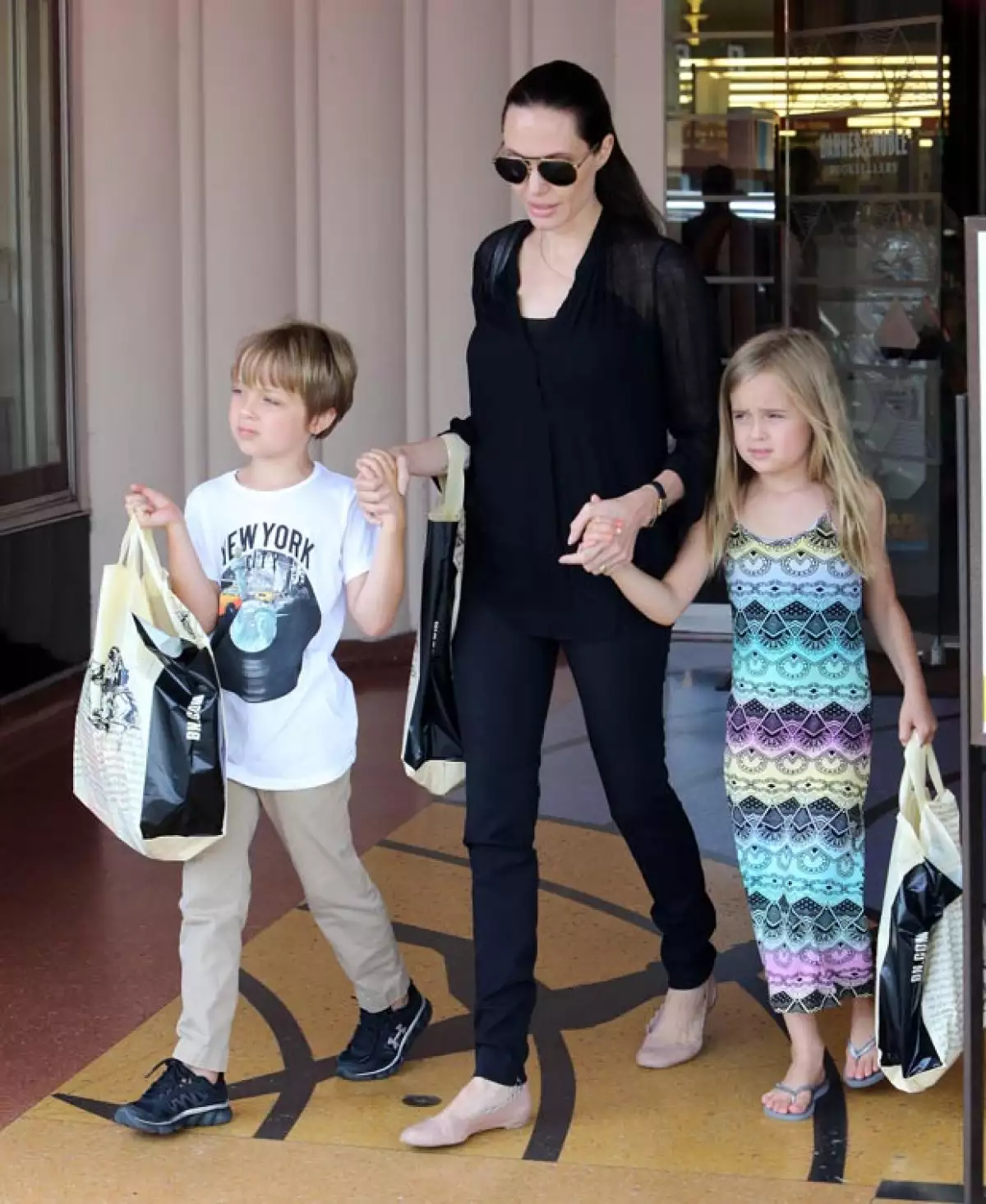 Sin importar que haya pasado una semana, la orgullosa mamá está feliz de que Vivienne y Knox hayan cumplido 7 años, por lo que los llevó a elegir sus libros favoritos.