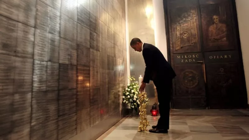 obama rinde homenaje a victimas de avionazo