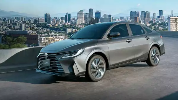 4-Toyota Yaris Sedán HEV.jpeg