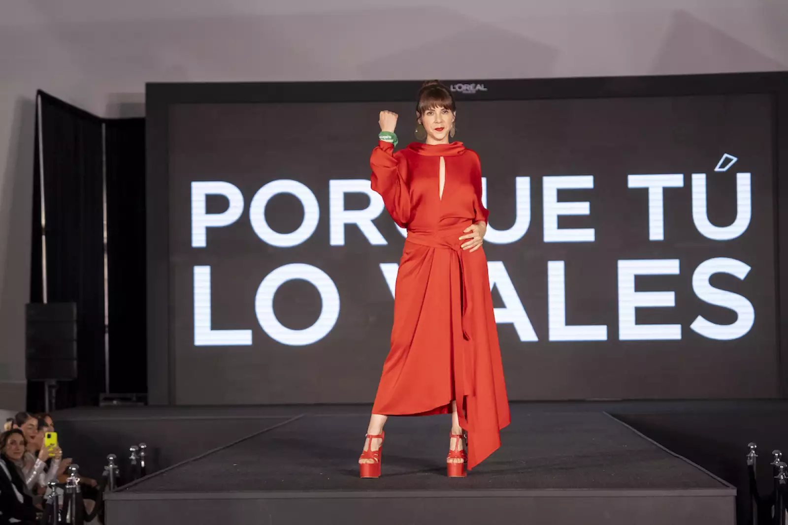 Samantha Báez, fundadora y vicepresidenta de Casa Gaviota también conquistó la pasarela. 
