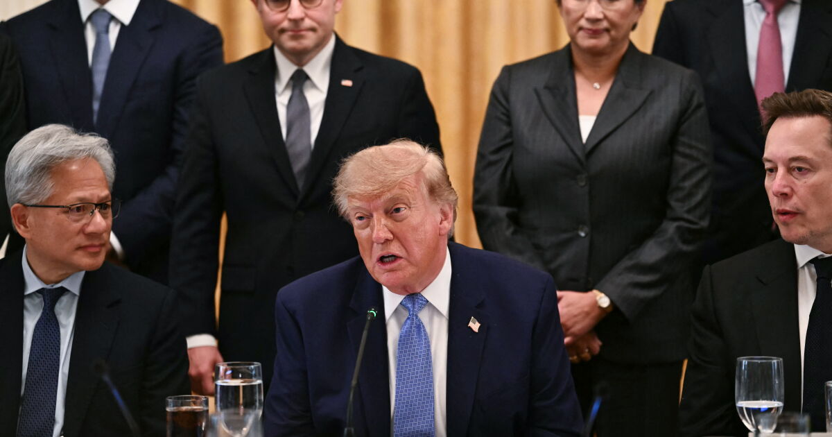 TRUMP IMPONE CÓDIGO DE IA A GIGANTES TECNOLÓGICOS; PACTO VOLUNTARIO GENERA DUDAS