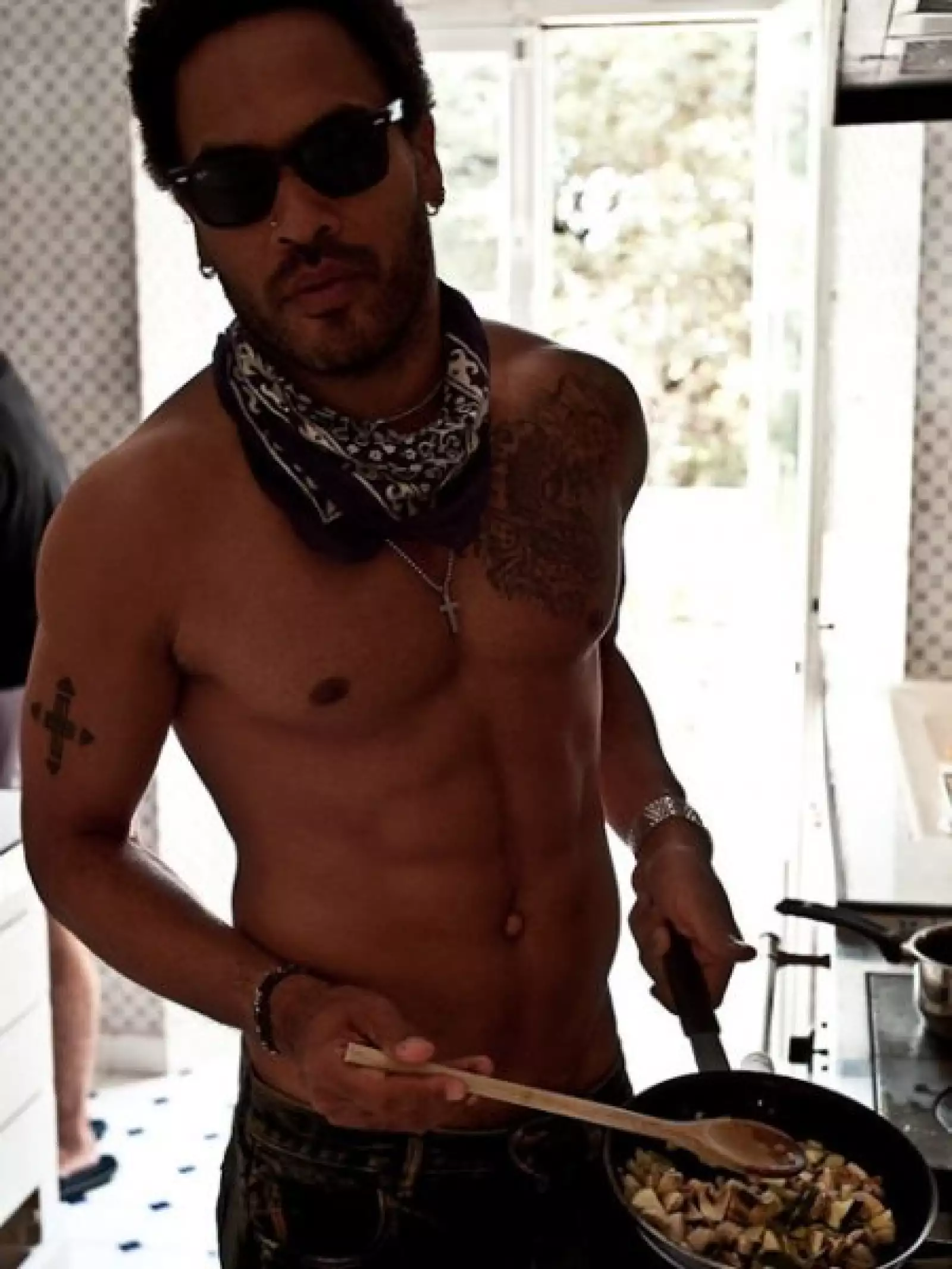 De niño participó en el coro California Boys y en la Ópera Metropolitana