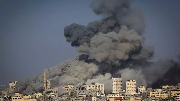 El humo se eleva durante los ataques aéreos israelíes en la ciudad de Gaza el 12 de octubre de 2023 mientras las furiosas batallas entre Israel y el movimiento Hamas continúan por sexto día consecutivo. Miles de personas, tanto israelíes como palestinas, han muerto desde el 7 de octubre de 2023, después de que los militantes palestinos de Hamas con base en la Franja de Gaza, entraran en el sur de Israel en un ataque sorpresa que llevó a Israel a declarar la guerra a Hamas en Gaza el 8 de octubre.