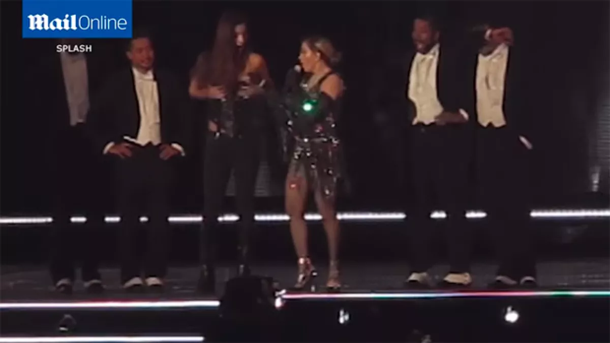 La joven víctima de las ocurrencias de Madonna, no hizo nada más que taparse y reírse frente a los miles de asistentes.