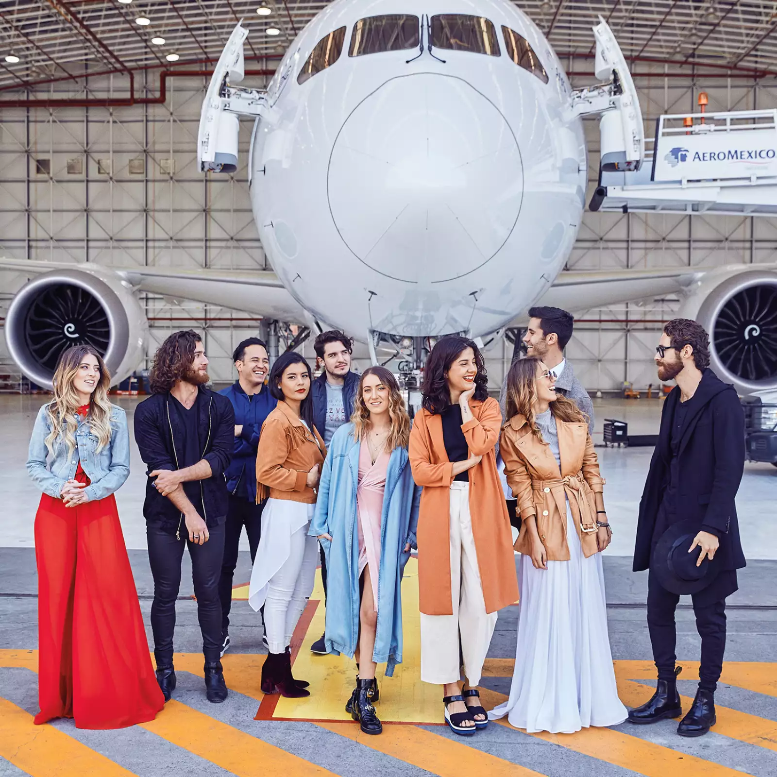 Influencers Con Maleta En Mano