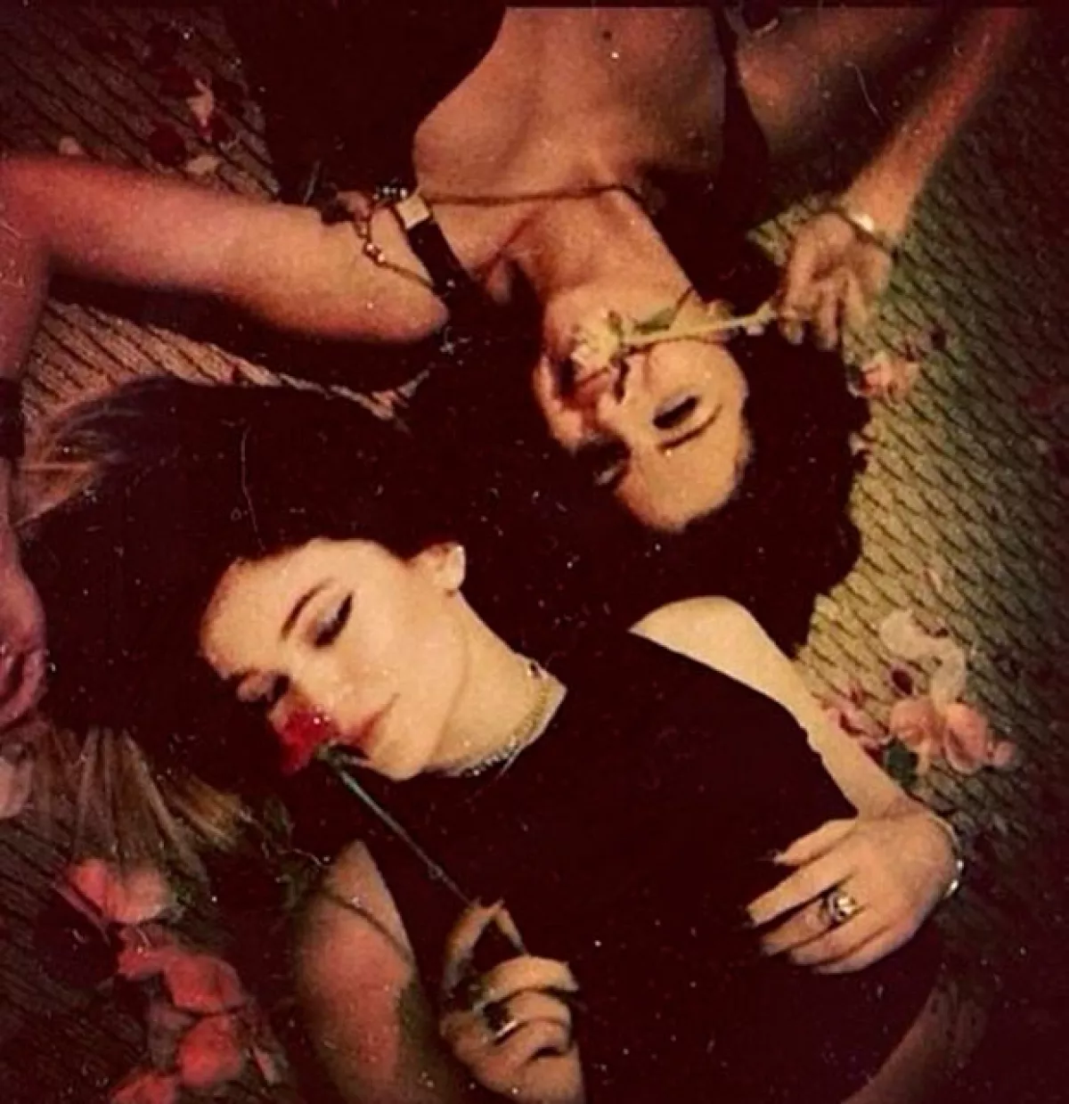 La chicas posaron entre rosas.