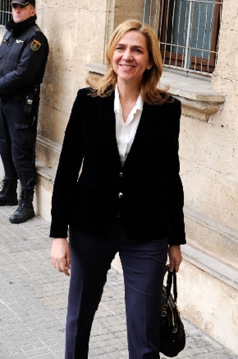 La infanta sonrío a las cámaras ante de entrar a comparecer.