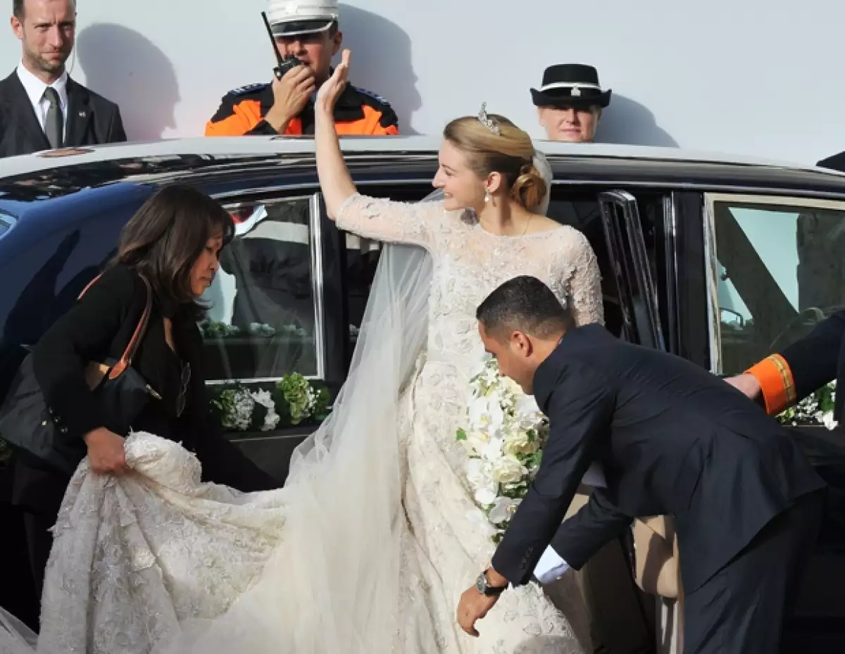 El vestido tiene un trabajo de 3 mil 200 horas.