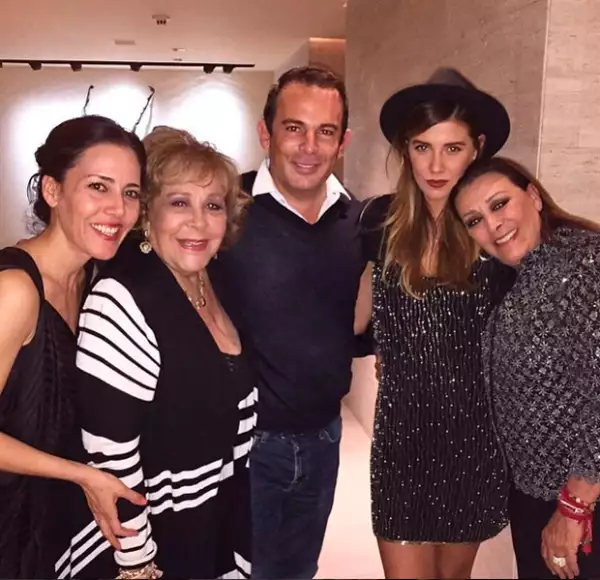 De izquierda a derecha están Stephanie Salas y  Silvia Pinal y del otro lado (de derecha a izquierda) Sylvia Pasquel y Michelle Salas.
