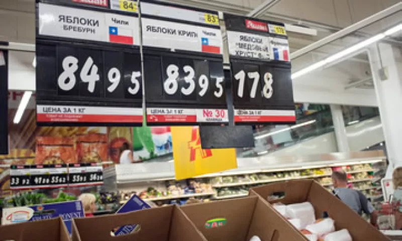 Alimentos como el azúcar y huevo han subido hasta 50% ante la caída de los petroprecios y las sanciones a Rusia. (Foto: AFP )