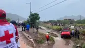 En la imagen se observa a elementos de la Cruz Roja Mexicana y de otras instituciones que realizan labores de atención a emergencias en Sonora, donde las fuertes lluvias del 30 y 31 de octubre dejaron encharcamientos. También hay un jeep rojo varado.