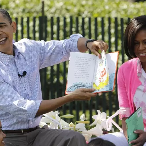 Miles de niños acompañados de sus padres invadieron hoy los jardines de la Casa Blanca para participar en la carrera de huevos de Pascua, alentados por la familia presidencial.