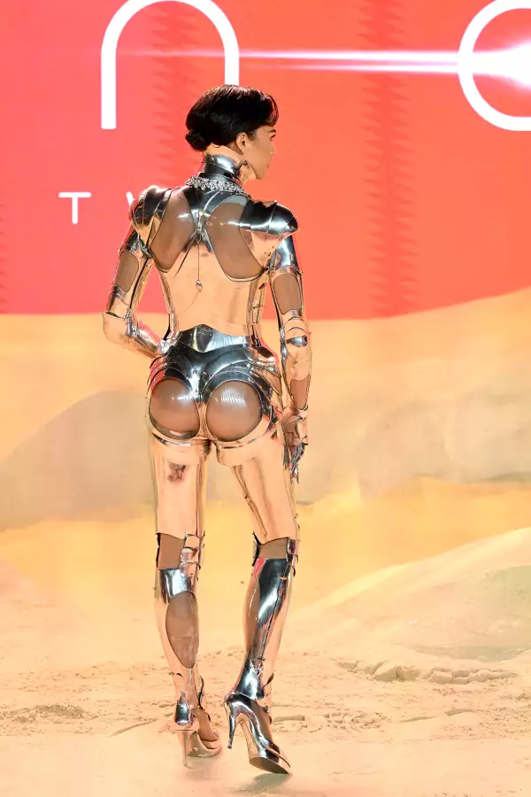 Zendaya se viste de robot para la premiere de Dune 2 en Londres.