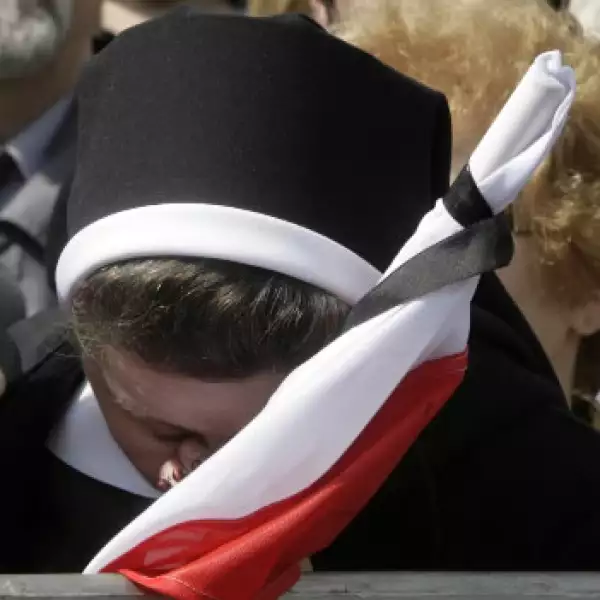 Una monja polaca le llora este sábado durante los funerales de su presidente
