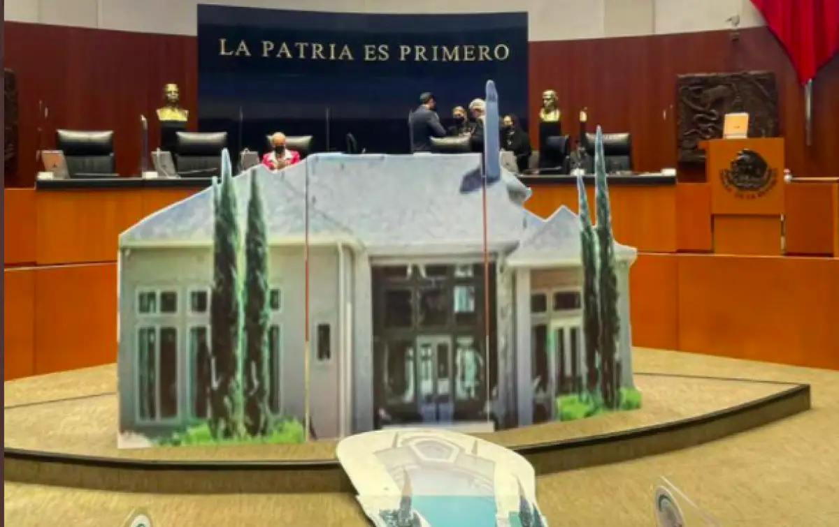 Protesta sobre casa del hijo del presidente en el Senado
