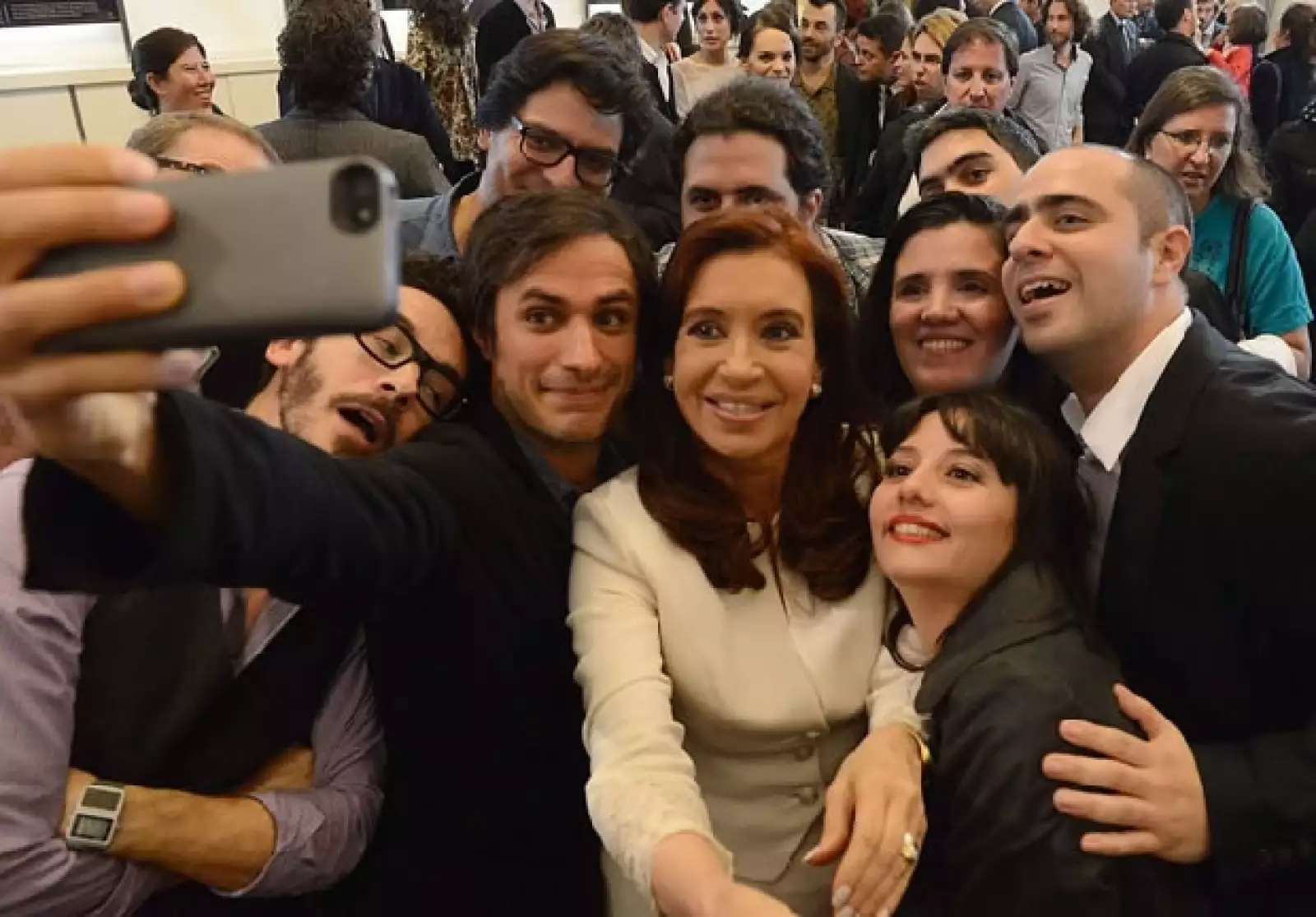 Gael García y su selfie con la presidenta de Argentina, Cristina Fernández.