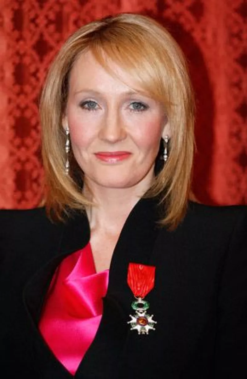 El presidente francés Nicolas Sarkozy le otorgó a la escritora británica el título honorario de "dama", durante una ceremonia en un salón dorado del palacio del Elíseo.