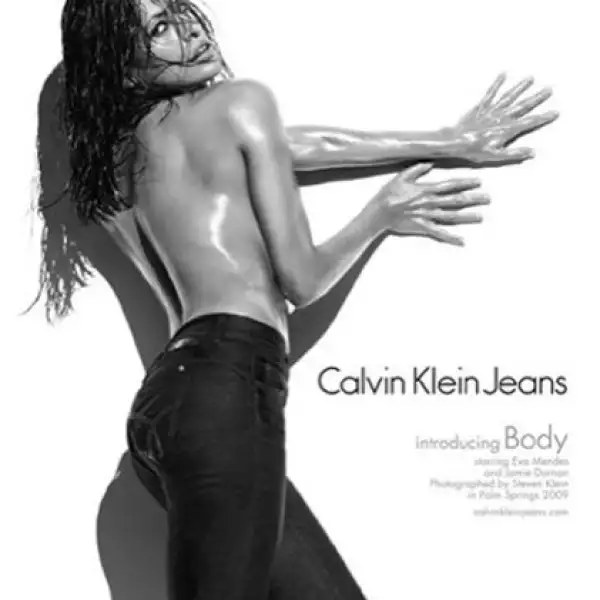 Otra provocativa publicidad es la de Eva Mendes para Calvin Klein.