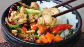 platillo de comida china con palillos