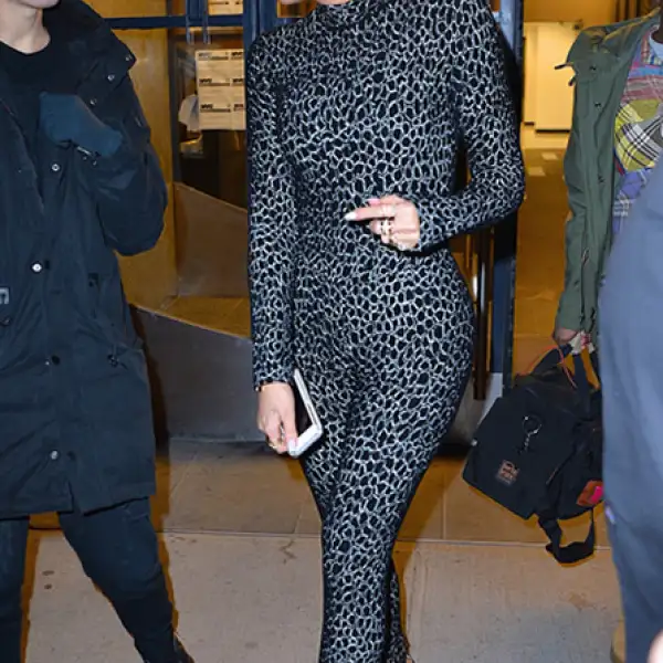 La estrella de reality sorprendió en un mono de Azzedine Alaïa y pumps negros. Le dio un toque muy edgy al llevar el pelo recogido en una cola.
