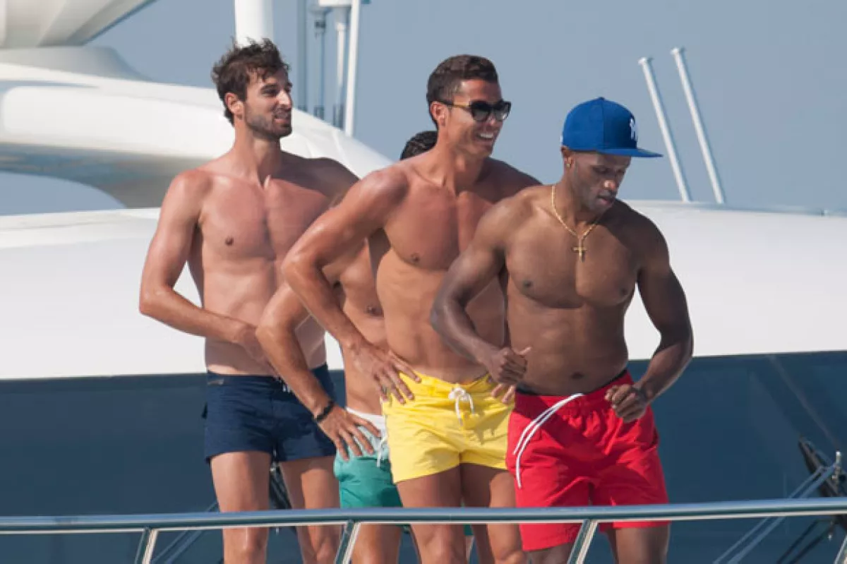 Pero su cuerpazo no fue lo único que el deportista presumió, pues también sus pasos de baile en el yate llamaron la atención.