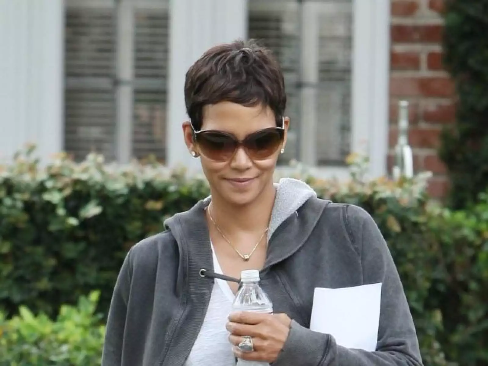 A Halle Berry también le va muy bien el corte pues es bastante pegado a la cara con un poco de volumen en la parte de arriba de la cabeza.