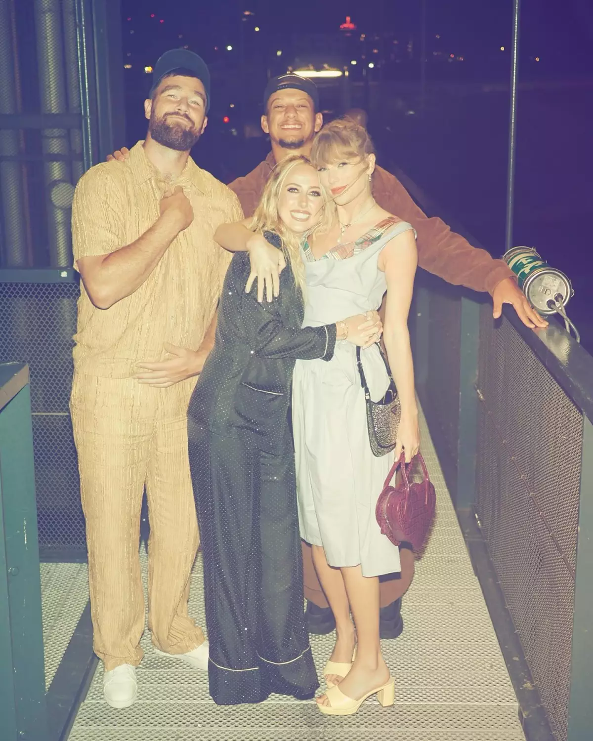 Taylor Swift usó unos zapatos de Amazon para su date con Travis Kelce, Patrick y Brittany Mahomes.