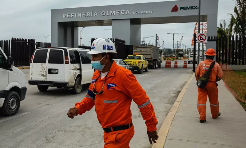 (Trabajadores de Pemex saliendo de la Refinería Olmeca) 