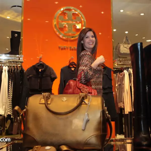 Angie Taddei y Daniela Anahuati recorren `El Palacio de Hierro´ Interlomas.