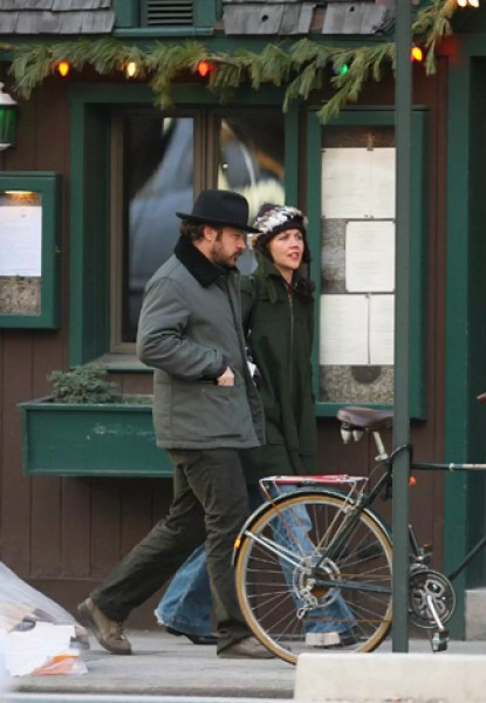 Maggie Gyllenhaall y Peter Sarsgaard caminando en Nueva York.